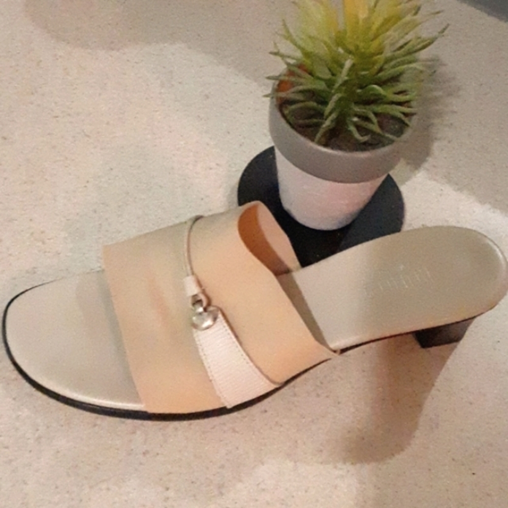 Munro American Size 8.5 SlideOnSandal# ShockAbsorbHeel#NaturalRubberSole#No Wear